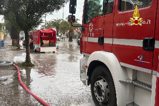 Cornicione pericolante e allagamenti, raffica di interventi dei vigili del fuoco